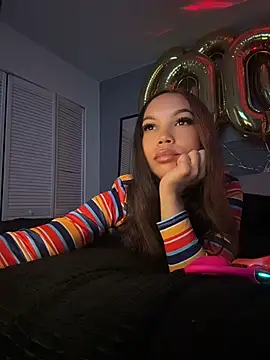 nikkiloveee Live XXX-chat