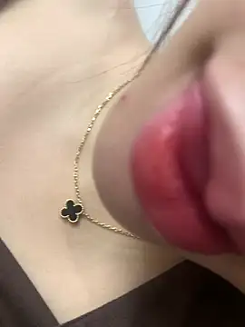 צ'אט XXX בשידור  חי של dazha001