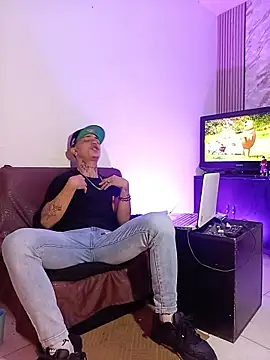 HannibalLester Adlı Modelin Canlı XXX Sohbeti