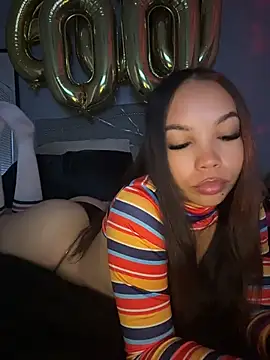 nikkiloveee 现场XXX聊天