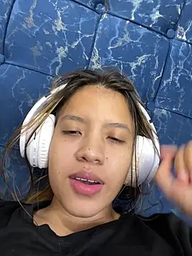 Viluuu-24's Live XXX Chat