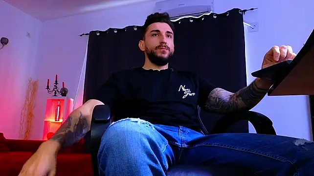 MightyAaron66's Live XXX Chat