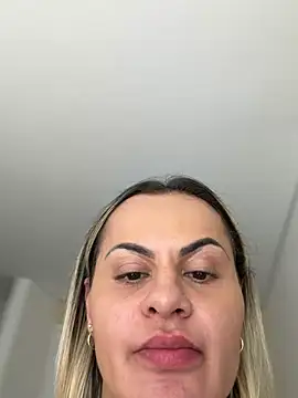 carolinecbso Adlı Modelin Canlı XXX Sohbeti