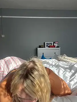 Blondnboujee53's Live XXX Chat