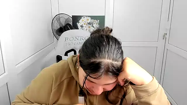 PhoenixFly Adlı Modelin Canlı XXX Sohbeti