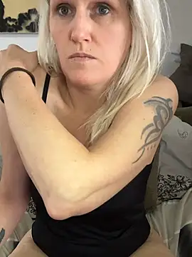 Tinny84 Live XXX-Chat