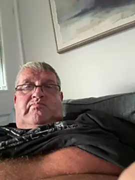 Daddystrokes4u élő XXX-chatje