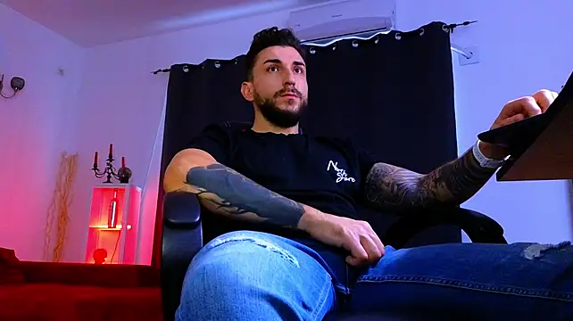 MightyAaron66 Adlı Modelin Canlı XXX Sohbeti