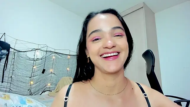 צ'אט XXX בשידור חי של monica_little23