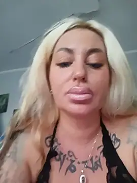 צ'אט XXX בשידור חי של MiaMooly