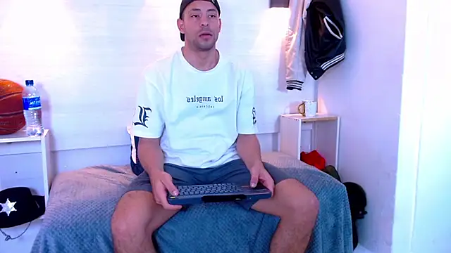 Chat +18 de Cris_LaCobra_ ao vivo