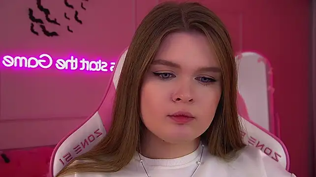 CrystalLyons' Live XXX Chat