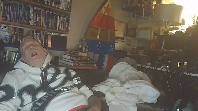 overmydadbody222's Live XXX Chat
