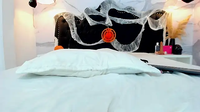 Lena_Amour Adlı Modelin Canlı XXX Sohbeti