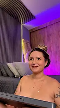 Živý XXX chat MiaPetit_