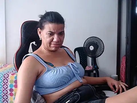 Chat +18 de Adriana_0312 ao vivo