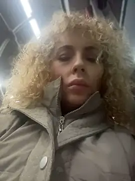Chat XXX en directo de GoldenBombshell