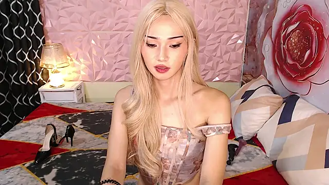 ShineBrightLike_Luna élő XXX-chatje