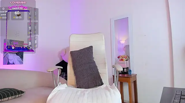 Chat +18 de nikkibaby_ ao vivo