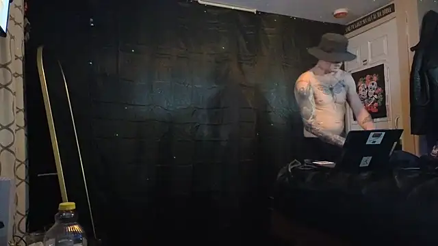 NEWHUNGBOYn Live XXX chat