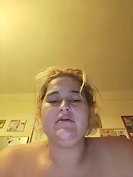 Csinibomba élő XXX-chatje
