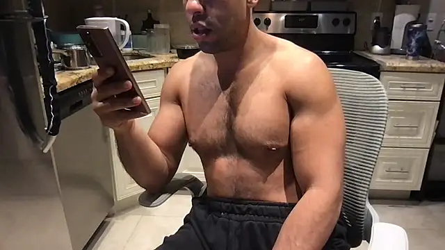 BigGuyMuscle 即時 XXX 聊天