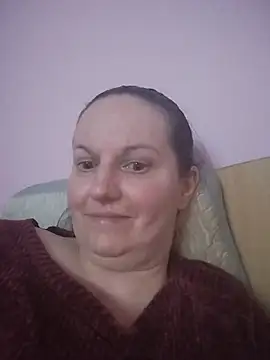 BustyLadyAlma élő XXX-chatje