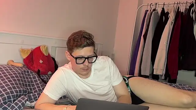 daniel-below live XXX chat