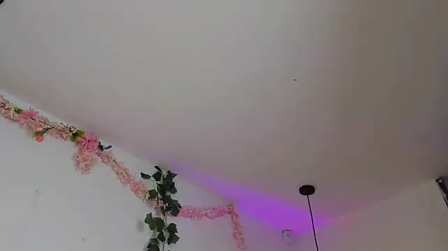 XXX chat uživo modela Quiinn_bx