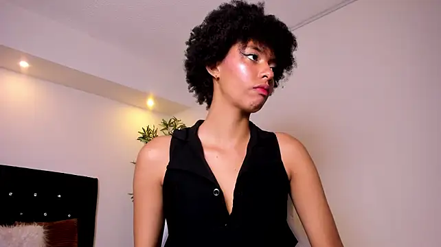 Kiara_Kamau_XXX 即時 XXX 聊天