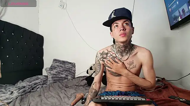 Kitty_and_jake Show in webcam