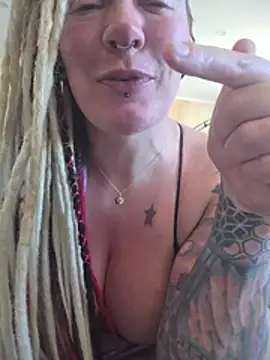 PinkTheHawk Chat XXX in diretta