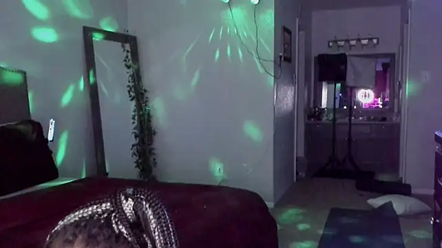 Yiauna Chat XXX live