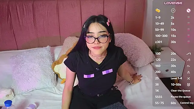 ela_petit Show in webcam