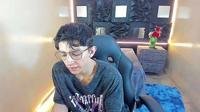 Show modela ElanGiraldo na web-kameri