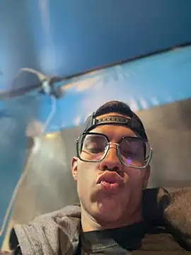 צ'אט XXX בשידור חי של Andres_boy252