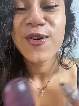 yummi_bigclit's Live XXX Chat
