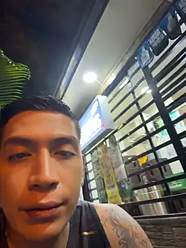 OliverWest04 live XXX chat