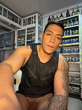 OliverWest04 live XXX chat