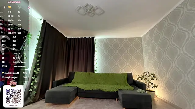 BrittneySquirts live XXX chat