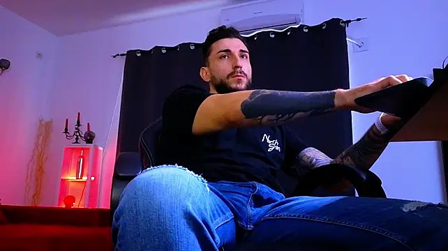 MightyAaron66's Live XXX Chat