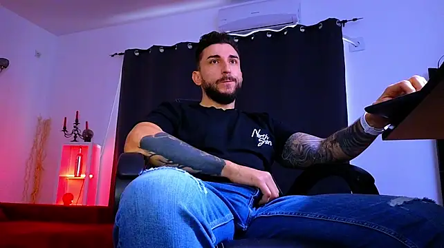 MightyAaron66 live XXX chat