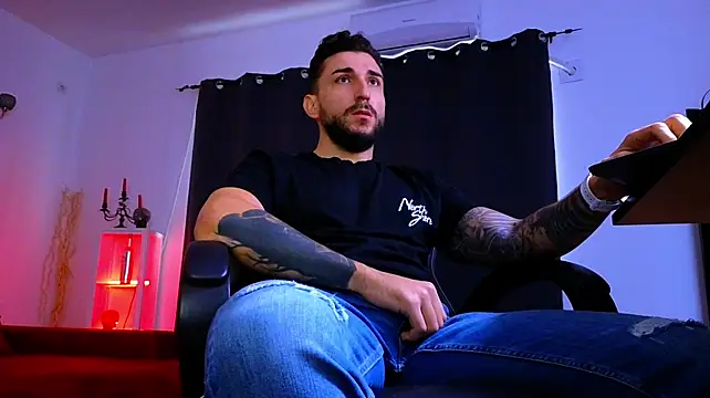 MightyAaron66 Adlı Modelin Canlı XXX Sohbeti