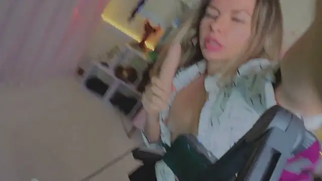 XXX chat uživo modela Real_Tini