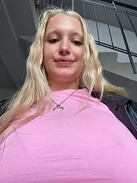 Elfi_InPublic's Live XXX Chat