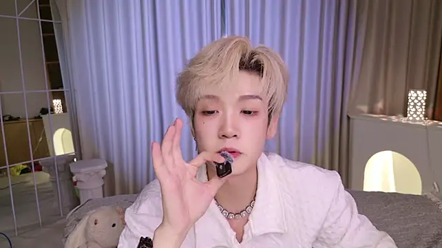 XiaoHuiHui-111's Live XXX Chat