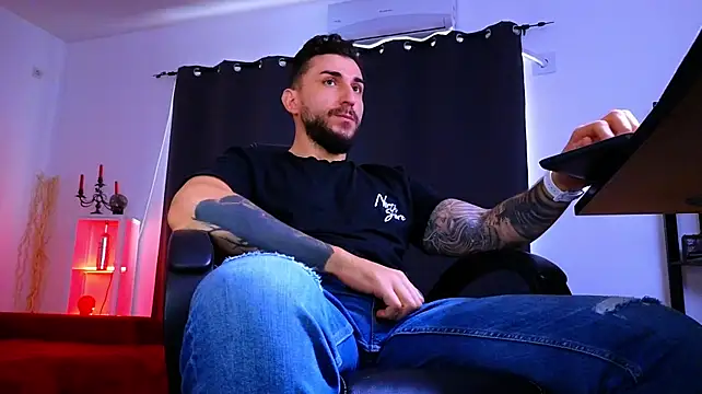 MightyAaron66's Live XXX Chat