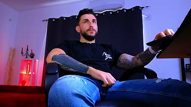 MightyAaron66's Live XXX Chat