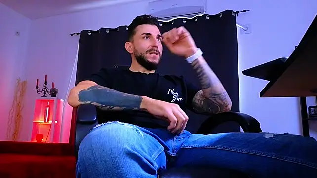 MightyAaron66's Live XXX Chat