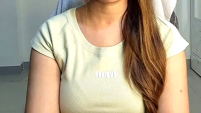 Nyra-Goddess Adlı Modelin Canlı XXX Sohbeti